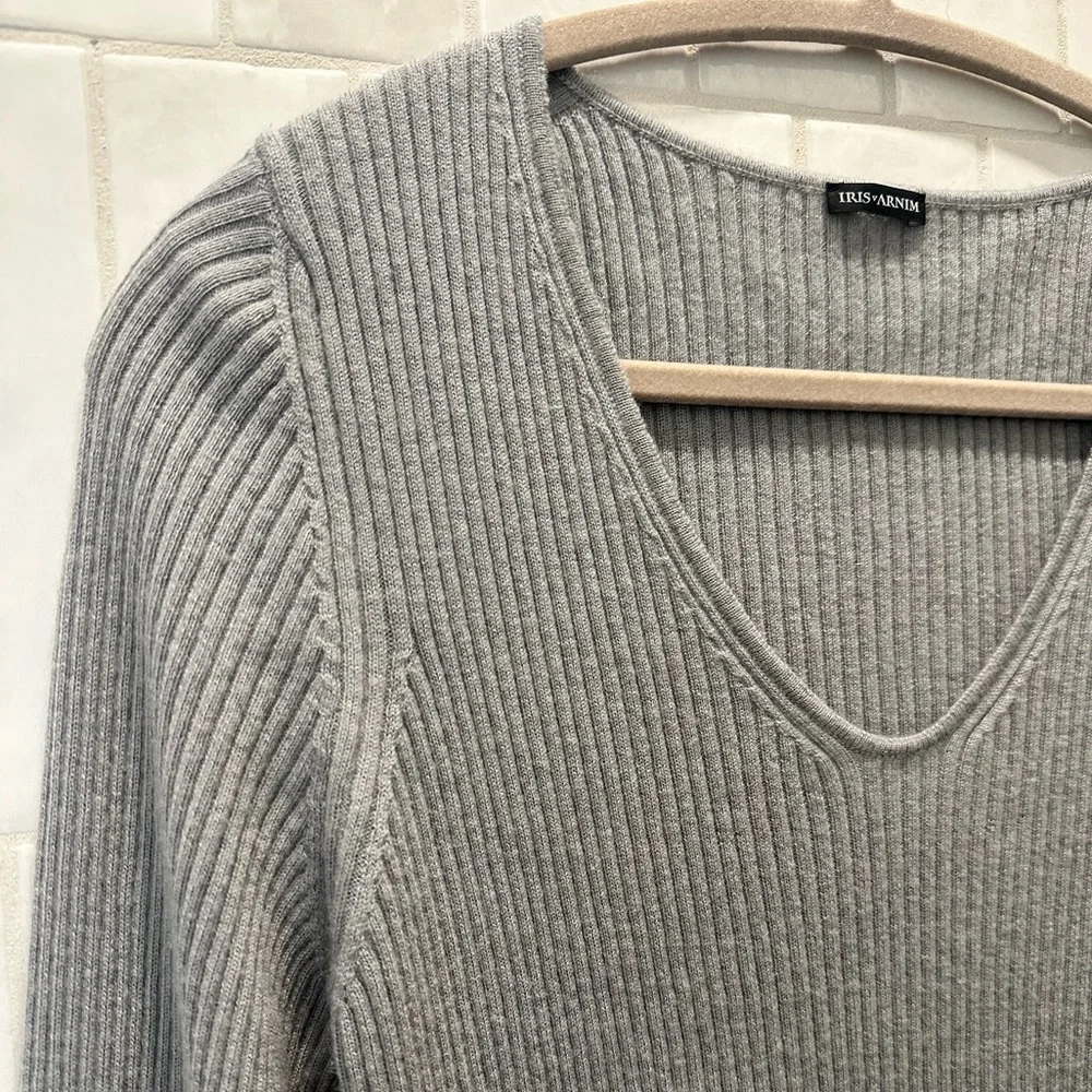 Iris Von Arnim 100% Cashmere Gray Ribbed V Neck Sweater